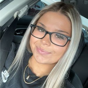 Meet your Posher, Caitlin